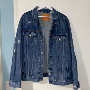Men’s Distressed Levi’s Denim Jacket